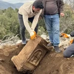 Muğla’da Tarihi Keşif: Çobanın Bulduğu 2 Bin Yıllık Roma Mezar Steli Gün Yüzüne Çıkt