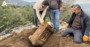 Muğla’da Tarihi Keşif: Çobanın Bulduğu 2 Bin Yıllık Roma Mezar Steli Gün Yüzüne Çıkt