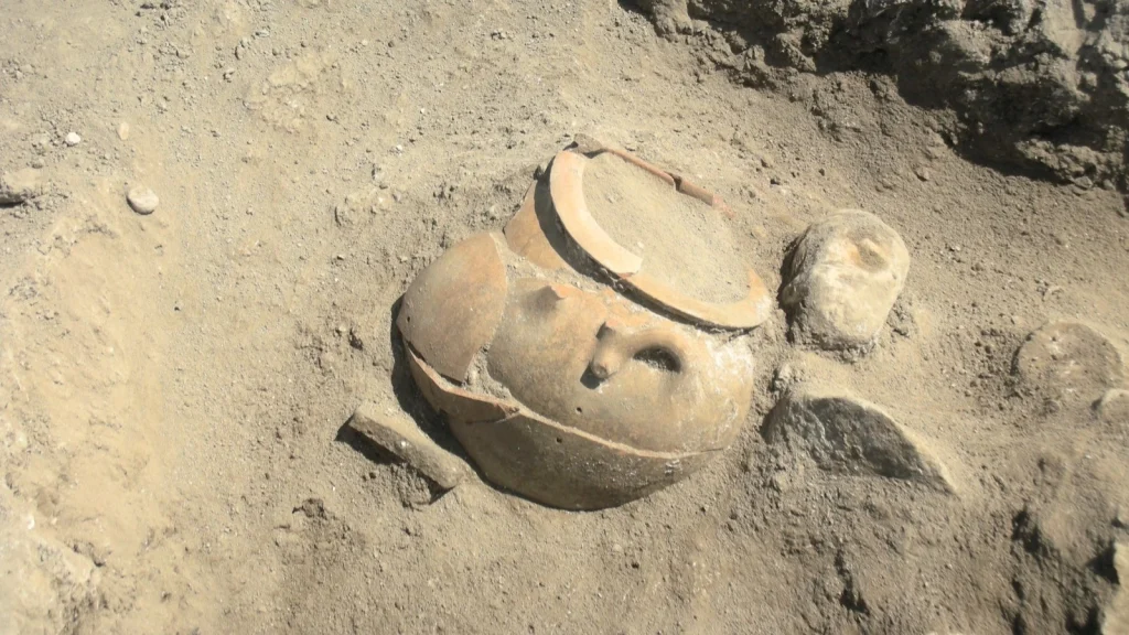 Amasya Oluz Höyük bebek mezarları, Fenike tipi küp mezar kazısı.