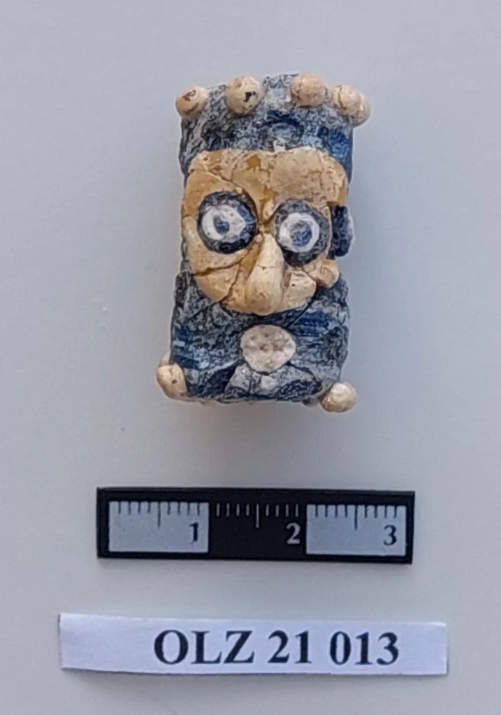 Oluz Höyük Fenike cam boncukları, Kartaca kökenli arkeolojik buluntu.