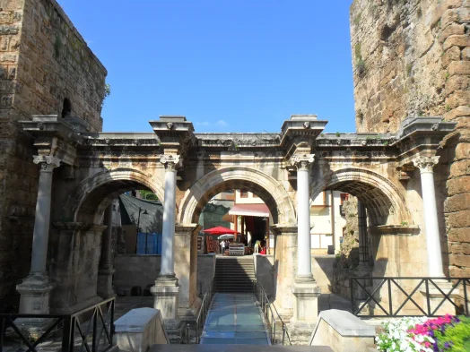 Hadrian Kapisi 4 Arkeolog