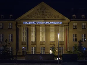 Museum für Fotografie’de Yeni Sergi: Rico Puhlmann’ın Görsel Dünyası Yeniden Okunuyor
