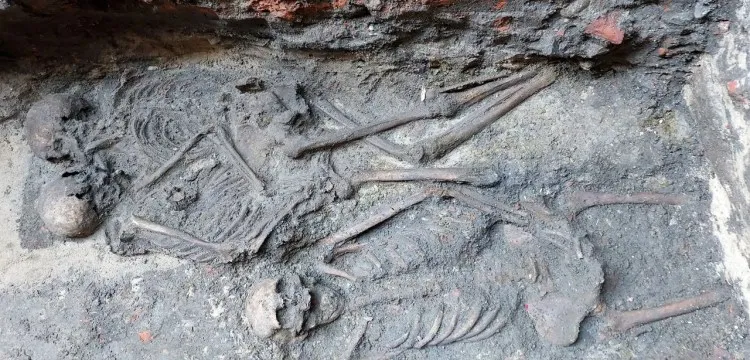 Orta Çağ’a Ait “Sarılan İskeletler”in Sırrı Çözüldü: İki Kadın, Hiçbir Biyolojik Bağ Yok