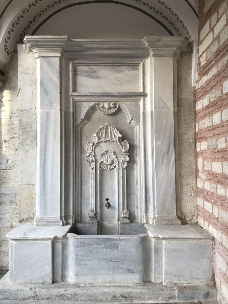 Istiridye veya dilimli kavsaraya sahip cesme
