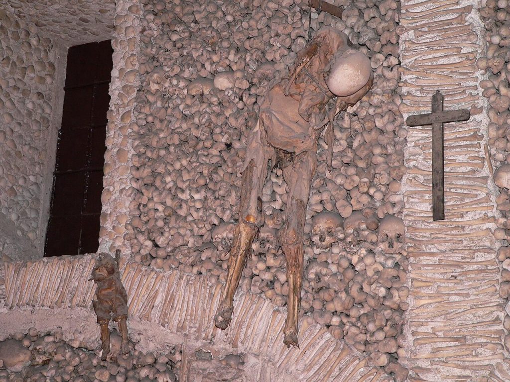 Kemiklerin Fısıldadığı Gerçek: Evora’daki Capela dos Ossos ve Memento Mori Felsefesi 5 asili iskelet