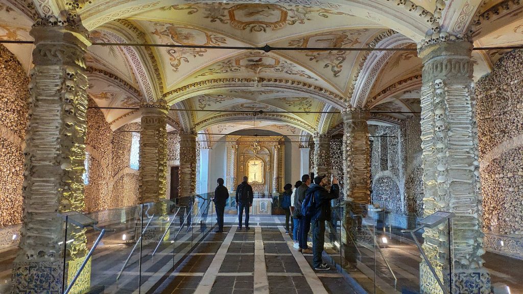 Kemiklerin Fısıldadığı Gerçek: Evora’daki Capela dos Ossos ve Memento Mori Felsefesi 2 ic kisim