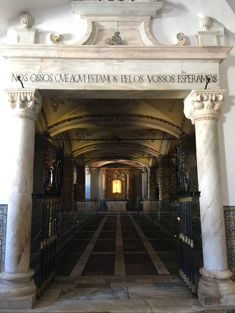 Kemiklerin Fısıldadığı Gerçek: Evora’daki Capela dos Ossos ve Memento Mori Felsefesi 1 kemikler sapeli