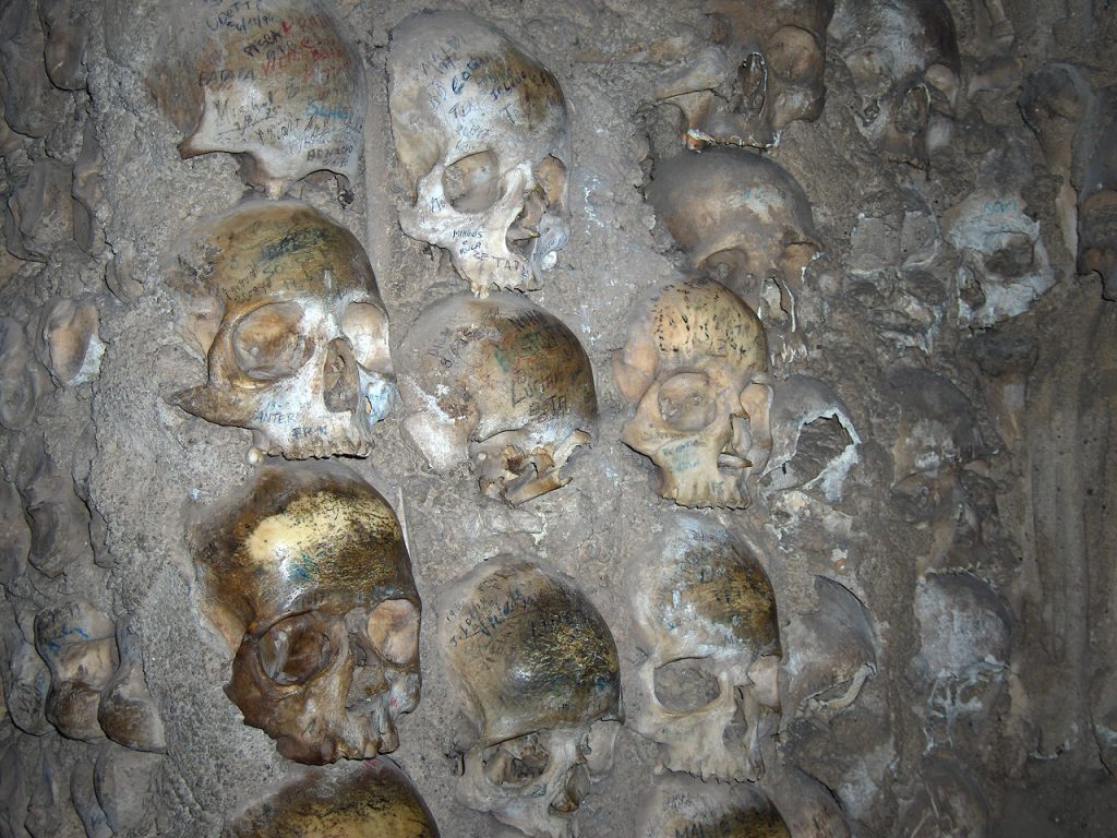 Kemiklerin Fısıldadığı Gerçek: Evora’daki Capela dos Ossos ve Memento Mori Felsefesi 4 kullanilan kafataslari